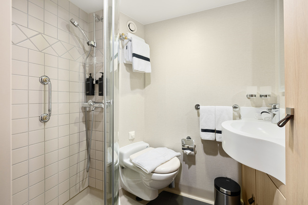 HX Hurtigruten Expeditions MS Fram Arctic Superior Outside Cabin F2 4 ©Espen Mills.jpg